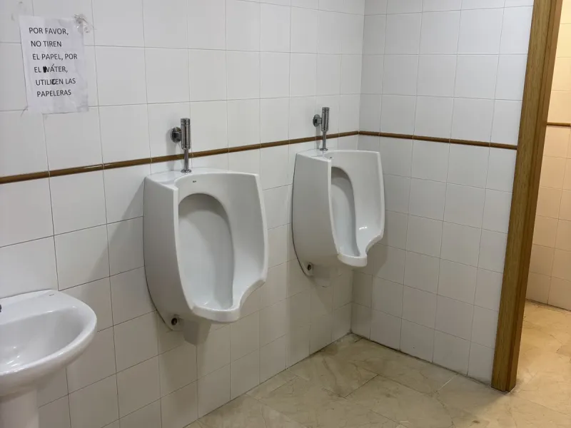 This building is located in the centre of Fuengirola. Less than a minute walk from the Plaza de Constitución and a few steps from the Paseo Marítimo and the Marina.