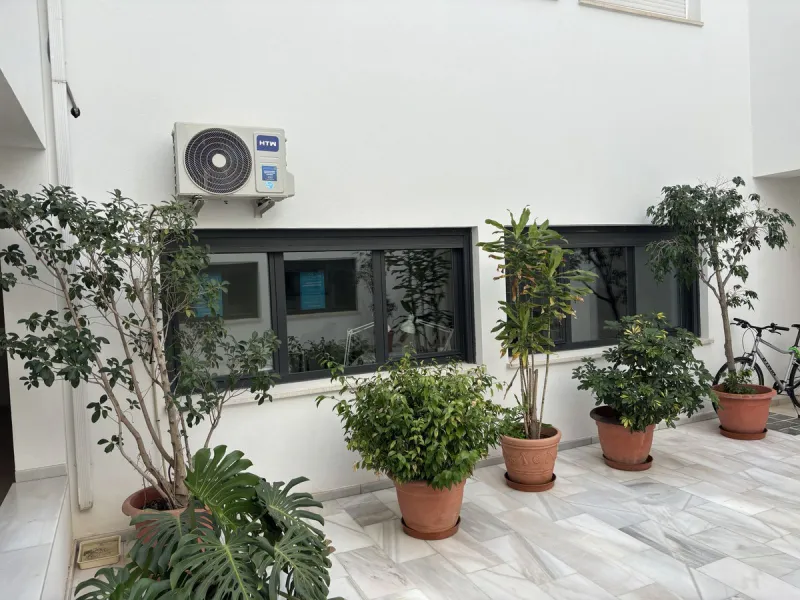 This building is located in the centre of Fuengirola. Less than a minute walk from the Plaza de Constitución and a few steps from the Paseo Marítimo and the Marina.