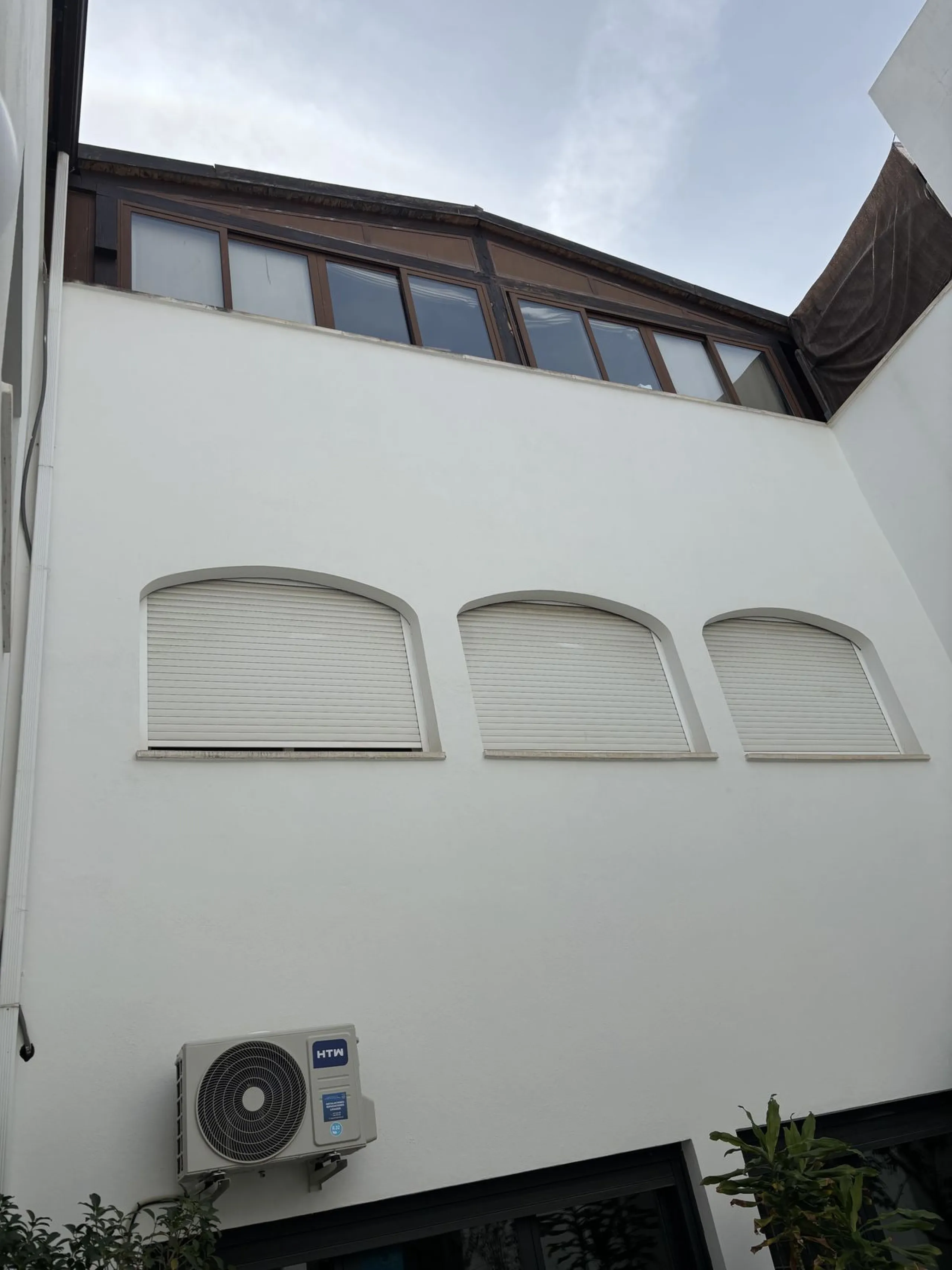 This building is located in the centre of Fuengirola. Less than a minute walk from the Plaza de Constitución and a few steps from the Paseo Marítimo and the Marina.