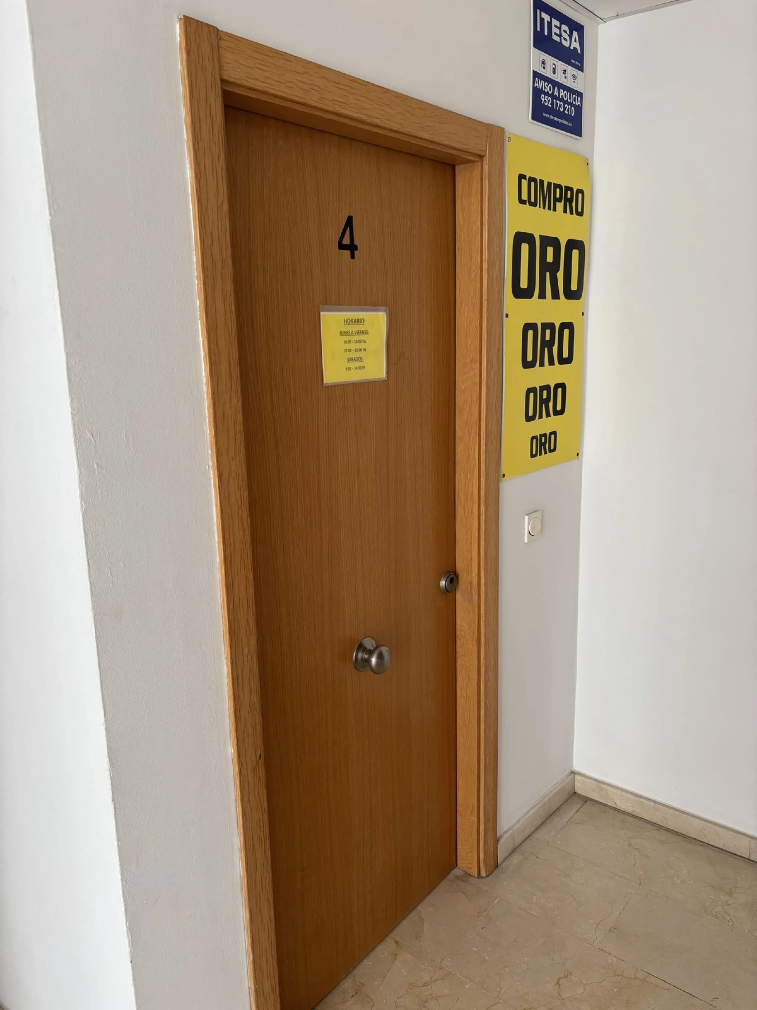 This building is located in the centre of Fuengirola. Less than a minute walk from the Plaza de Constitución and a few steps from the Paseo Marítimo and the Marina.