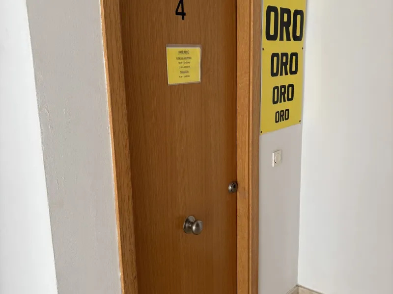 This building is located in the centre of Fuengirola. Less than a minute walk from the Plaza de Constitución and a few steps from the Paseo Marítimo and the Marina.