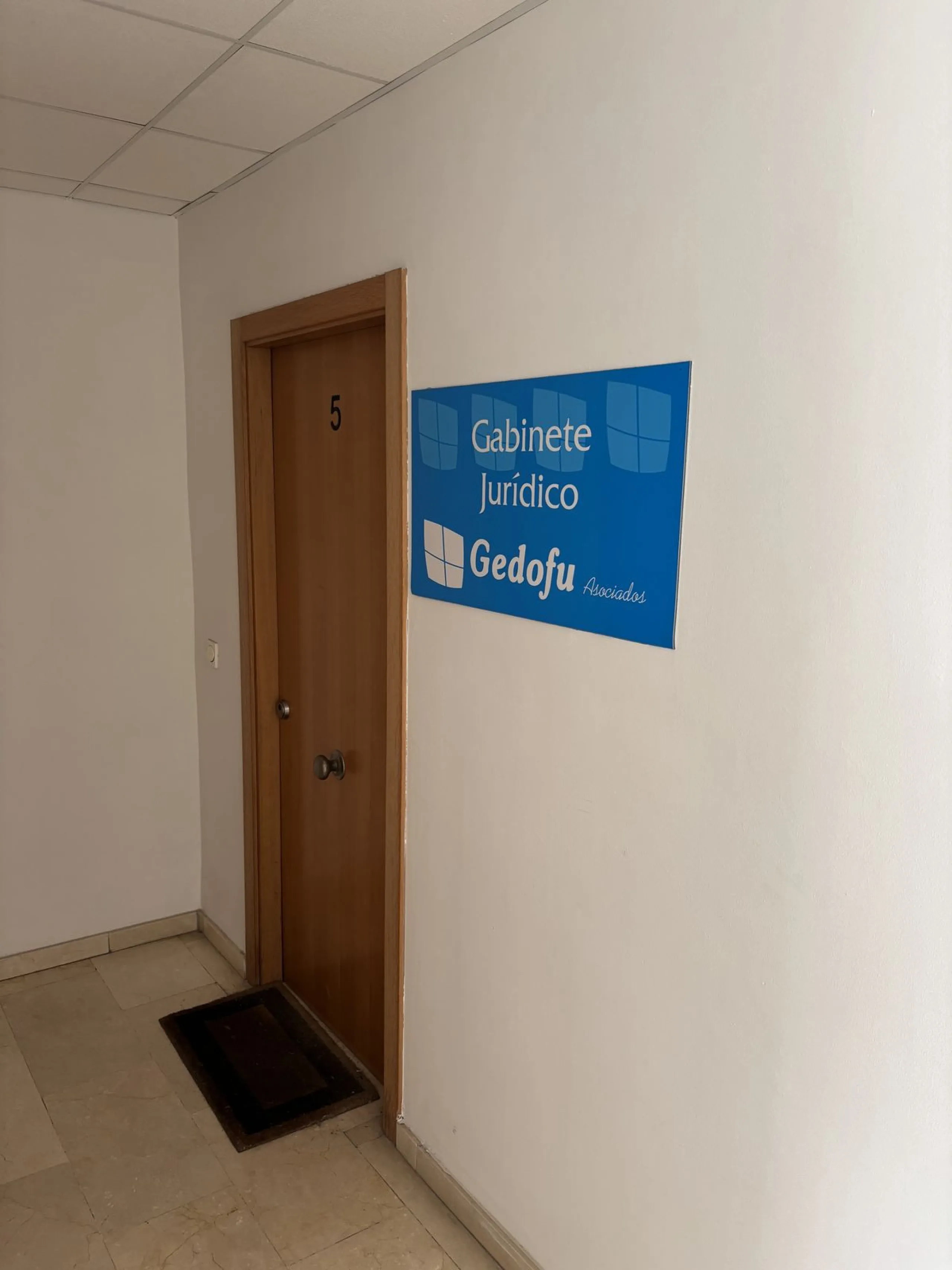 This building is located in the centre of Fuengirola. Less than a minute walk from the Plaza de Constitución and a few steps from the Paseo Marítimo and the Marina.