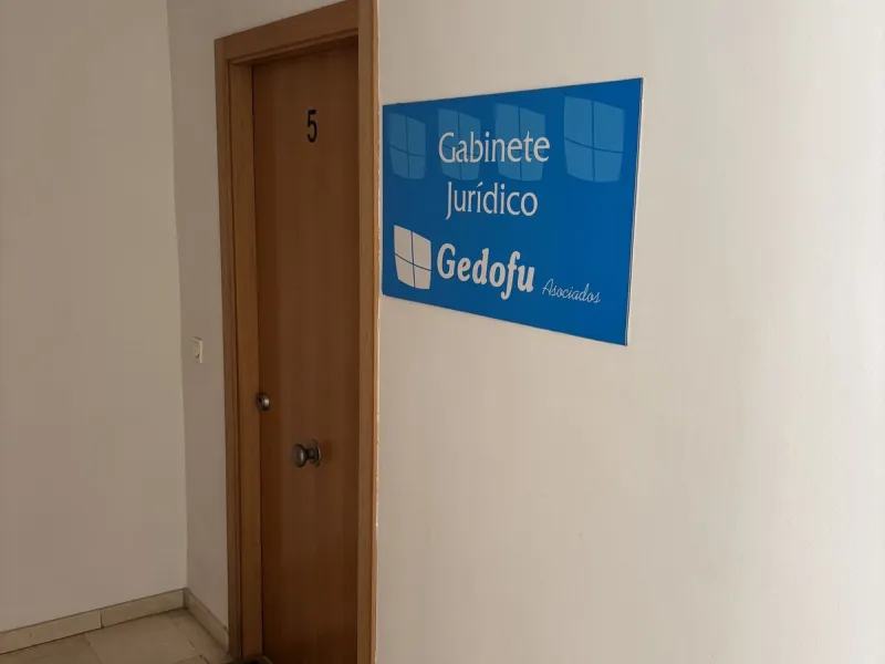 This building is located in the centre of Fuengirola. Less than a minute walk from the Plaza de Constitución and a few steps from the Paseo Marítimo and the Marina.