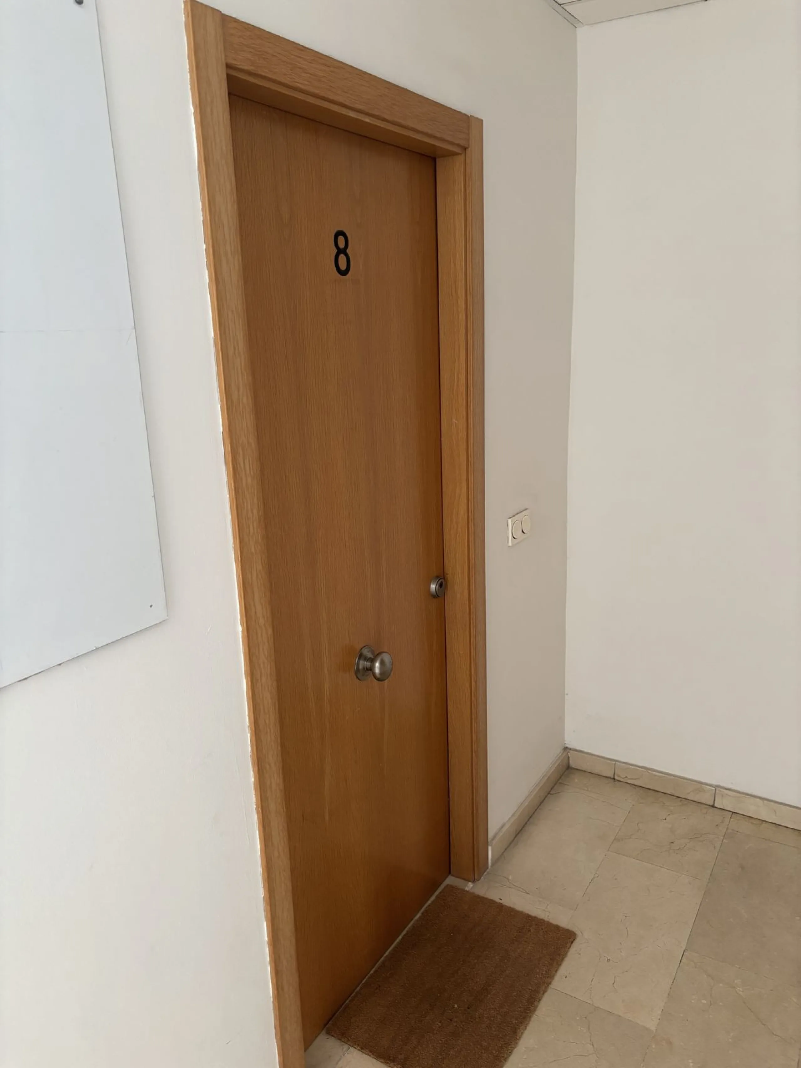 This building is located in the centre of Fuengirola. Less than a minute walk from the Plaza de Constitución and a few steps from the Paseo Marítimo and the Marina.