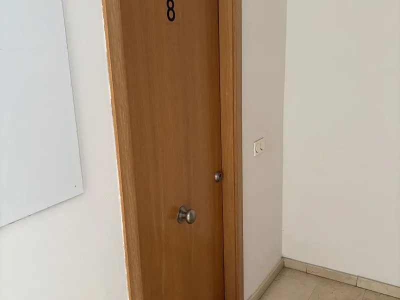 This building is located in the centre of Fuengirola. Less than a minute walk from the Plaza de Constitución and a few steps from the Paseo Marítimo and the Marina.