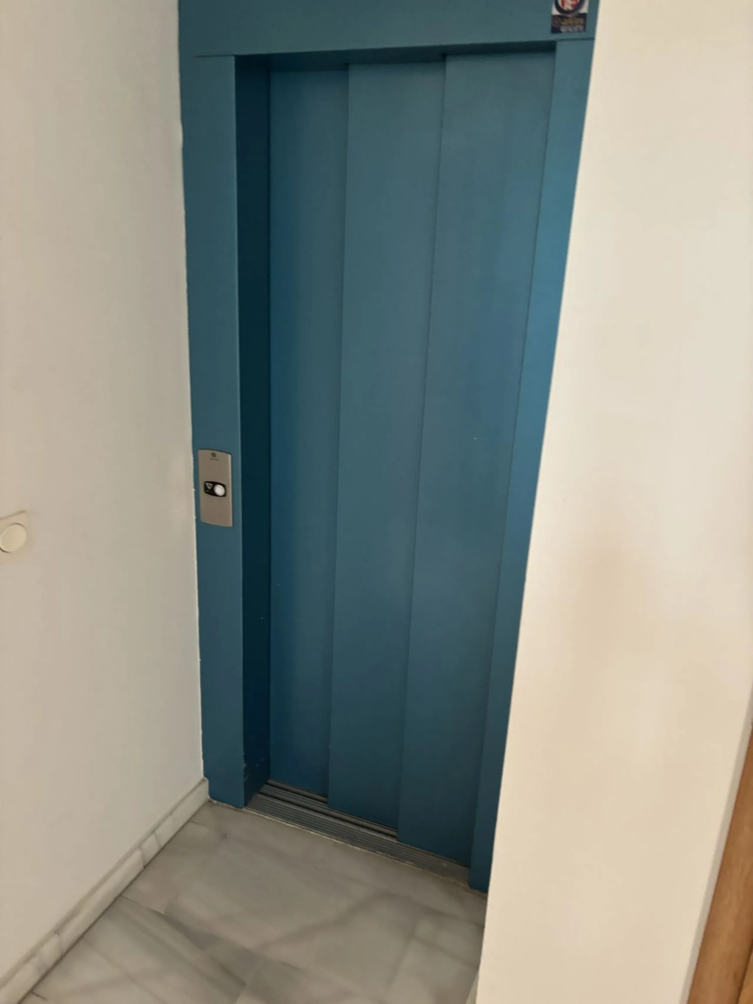 This building is located in the centre of Fuengirola. Less than a minute walk from the Plaza de Constitución and a few steps from the Paseo Marítimo and the Marina.