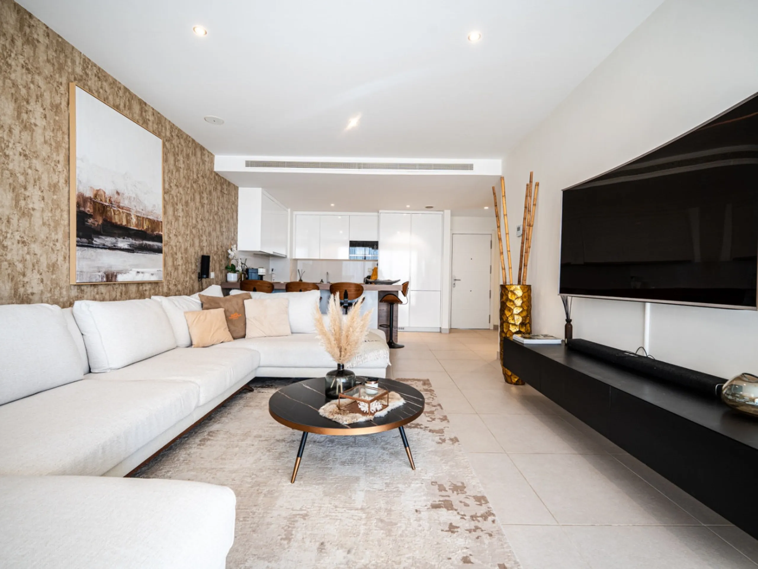 This stunning modern golf front apartment in Estepona with two bedrooms and two bathrooms. The property offers open views of the sea and mountains and is ready to move into. It sits in a well-kept urbanisation with a pool, gym and landscaped gardens. Furn