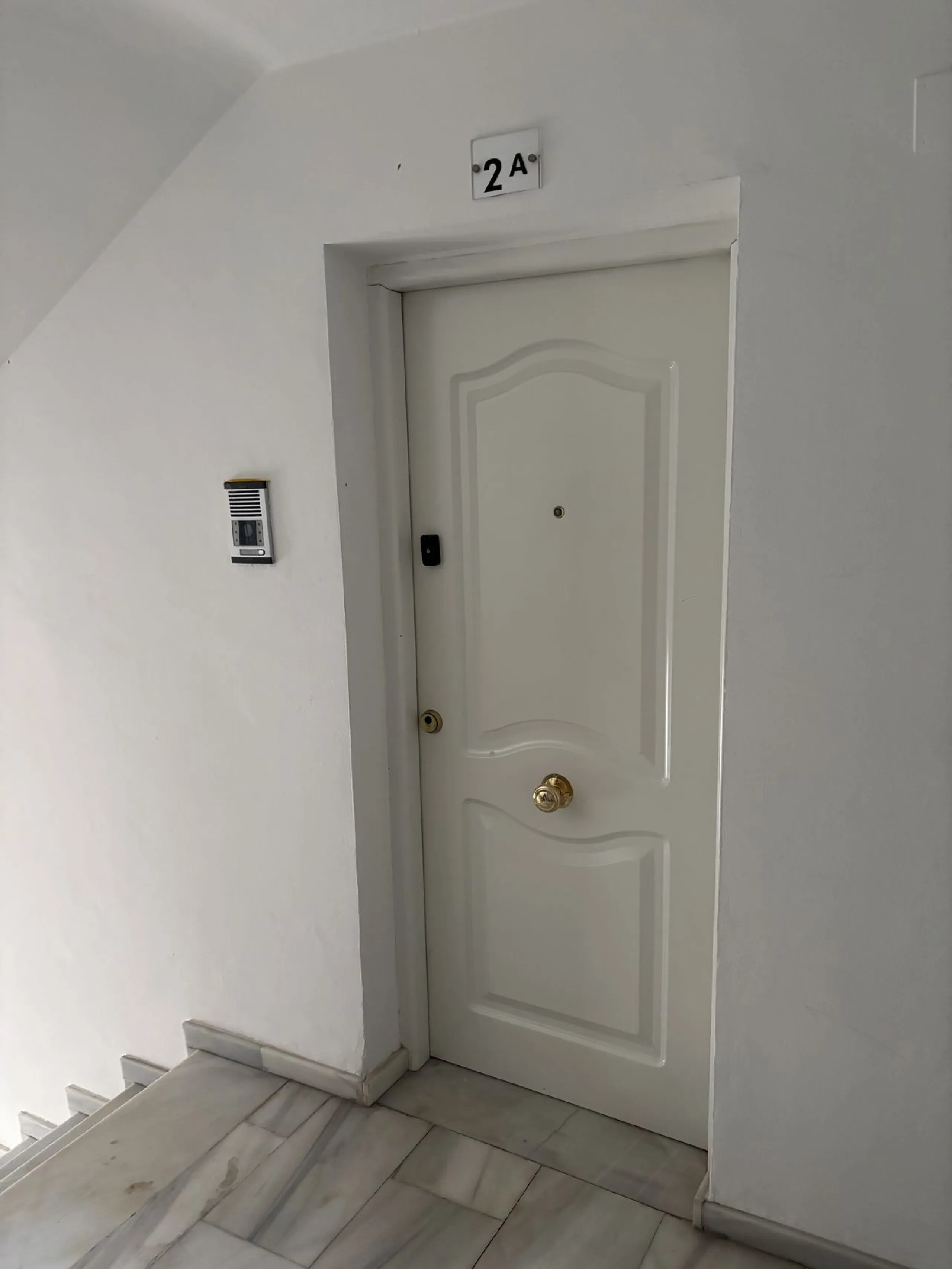 This building is located in the centre of Fuengirola. Less than a minute walk from the Plaza de Constitución and a few steps from the Paseo Marítimo and the Marina.