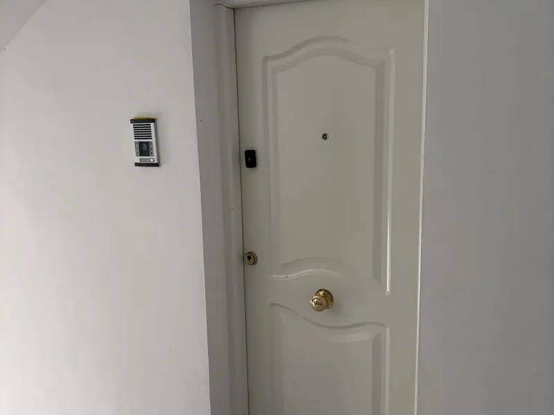 This building is located in the centre of Fuengirola. Less than a minute walk from the Plaza de Constitución and a few steps from the Paseo Marítimo and the Marina.