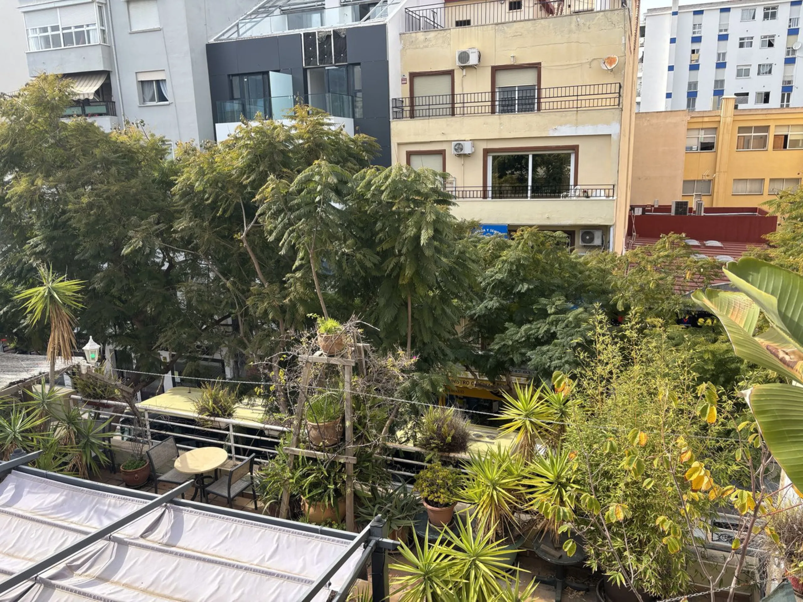This building is located in the centre of Fuengirola. Less than a minute walk from the Plaza de Constitución and a few steps from the Paseo Marítimo and the Marina.