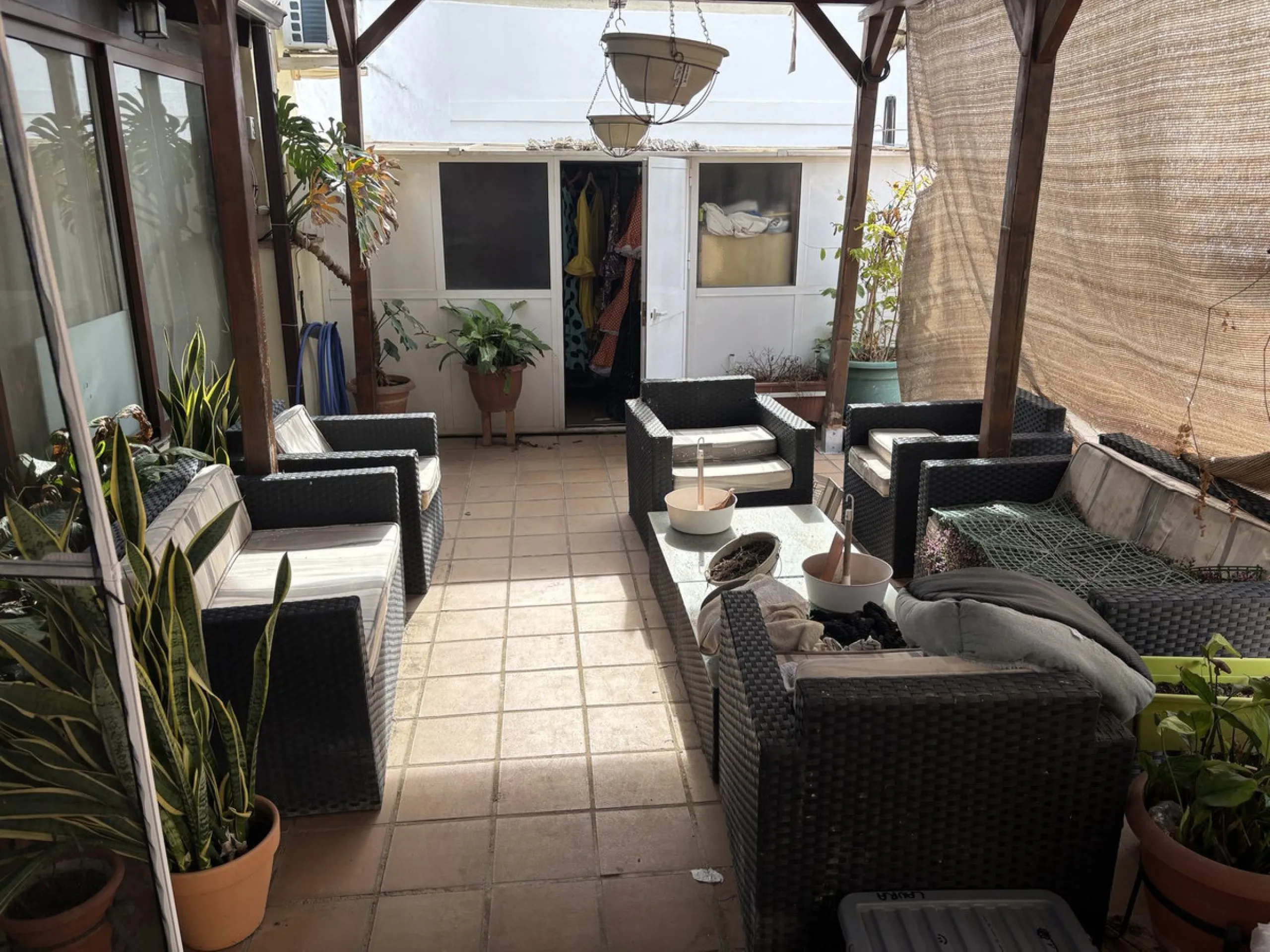 This building is located in the centre of Fuengirola. Less than a minute walk from the Plaza de Constitución and a few steps from the Paseo Marítimo and the Marina.