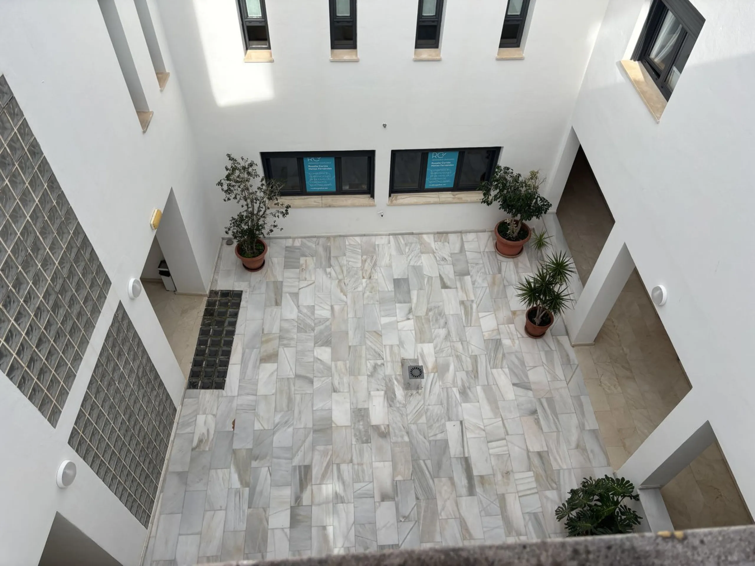 This building is located in the centre of Fuengirola. Less than a minute walk from the Plaza de Constitución and a few steps from the Paseo Marítimo and the Marina.