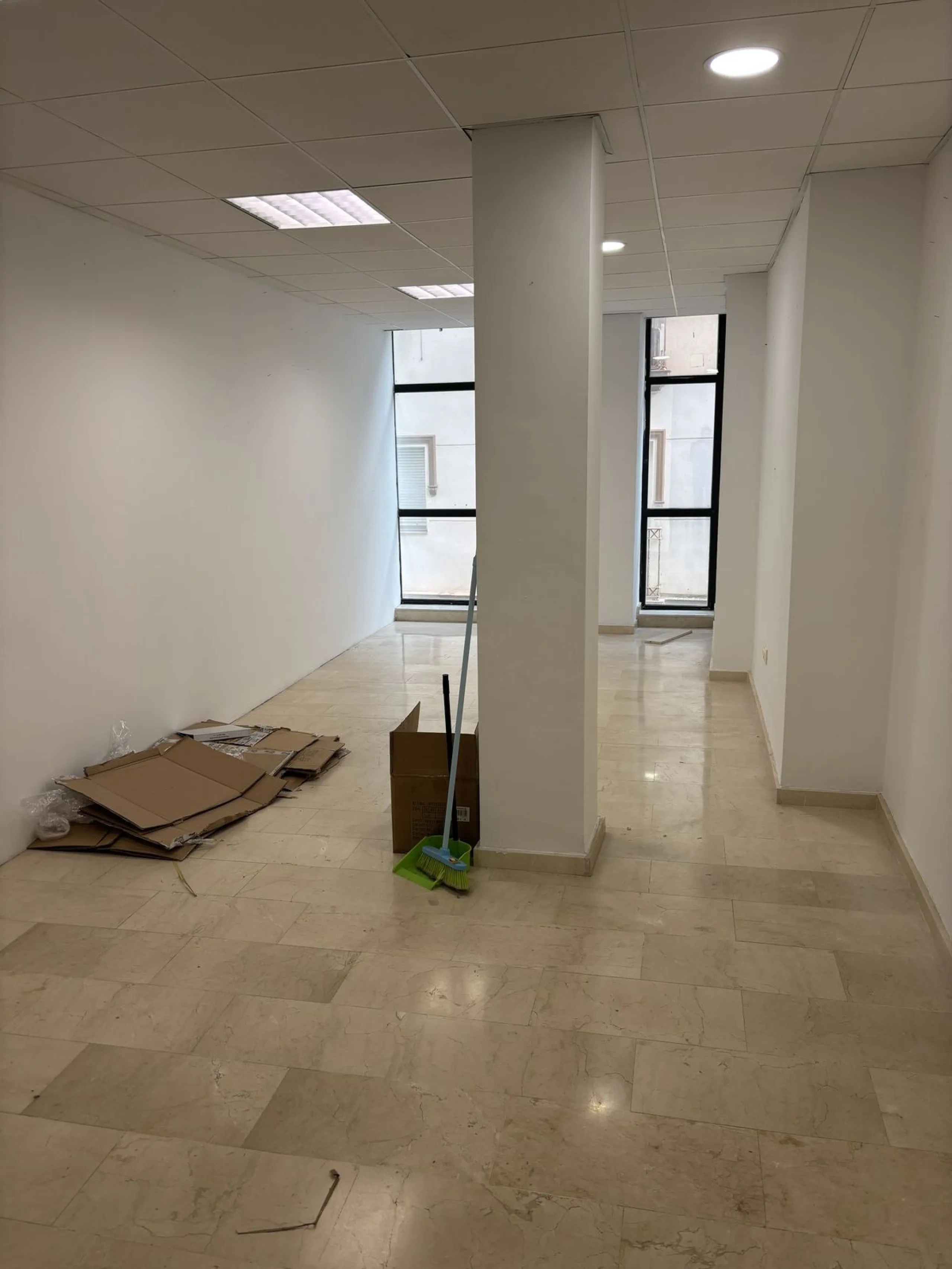 This building is located in the centre of Fuengirola. Less than a minute walk from the Plaza de Constitución and a few steps from the Paseo Marítimo and the Marina.