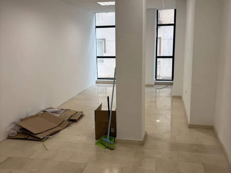 This building is located in the centre of Fuengirola. Less than a minute walk from the Plaza de Constitución and a few steps from the Paseo Marítimo and the Marina.