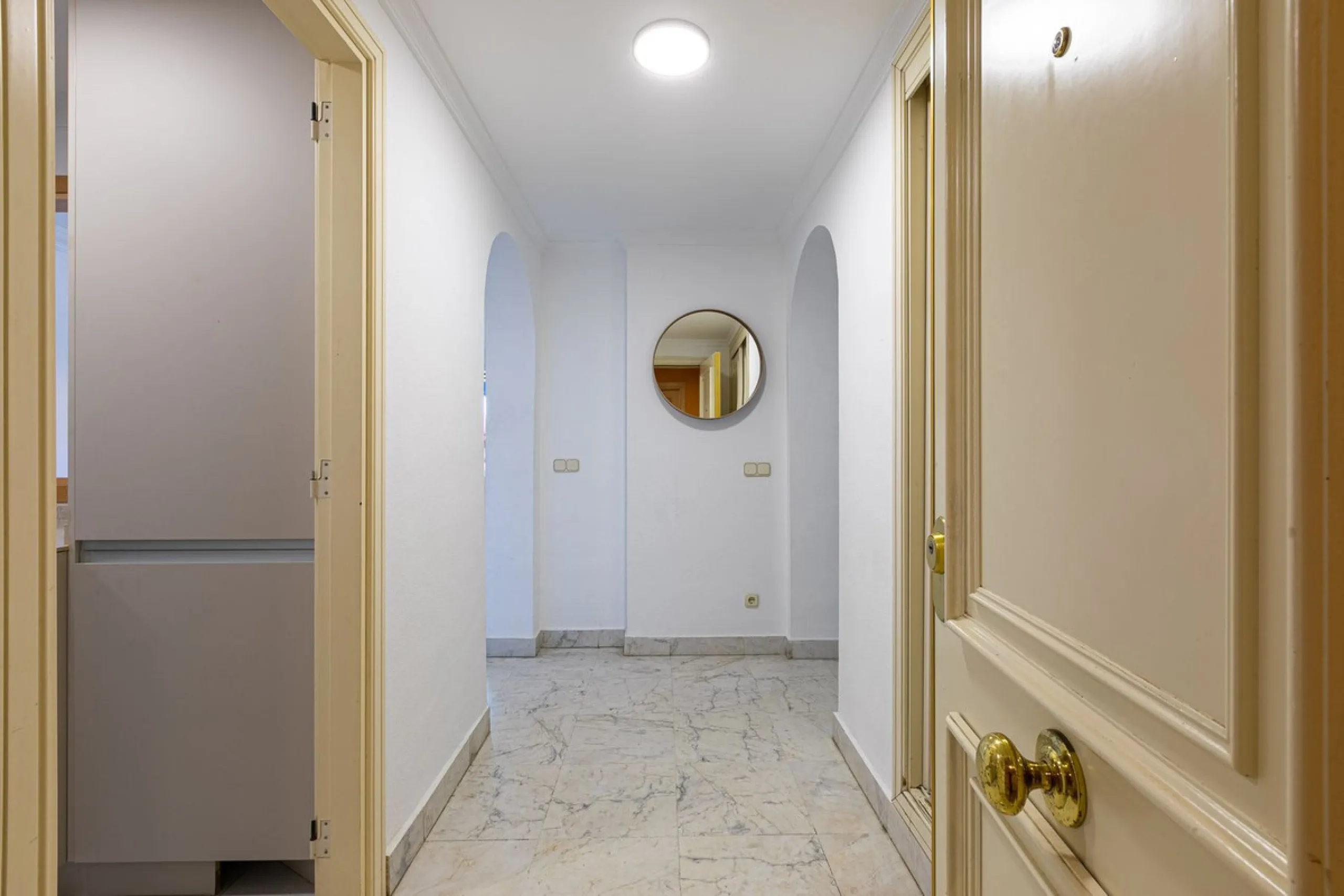 Apartment - Middle Floor Apartment в продаже в Marbella, Málaga. В доме 2 спален и 2 ванных комнат. Площадь дома 100 м²