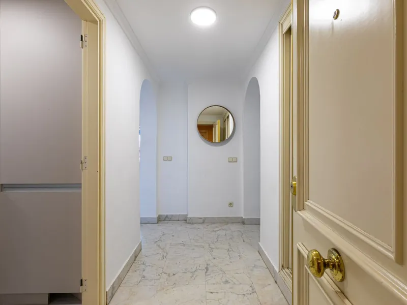 Cozy and centric apartment located in Marina Banús complex, in the heart of Puerto Banús, within walking distance to the beach and a stroll away from the El Corte Inglés, Marina Banús shopping center, Plaza Antonio Banderas and Puerto Banús Marina. This a