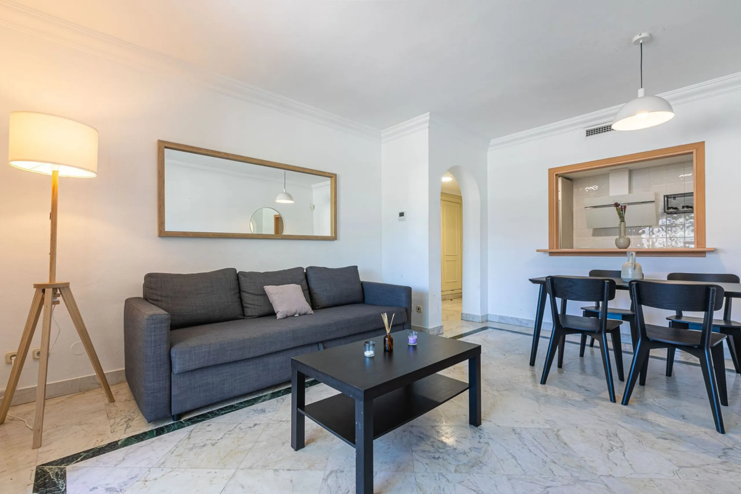 Apartment - Middle Floor Apartment в продаже в Marbella, Málaga. В доме 2 спален и 2 ванных комнат. Площадь дома 100 м²