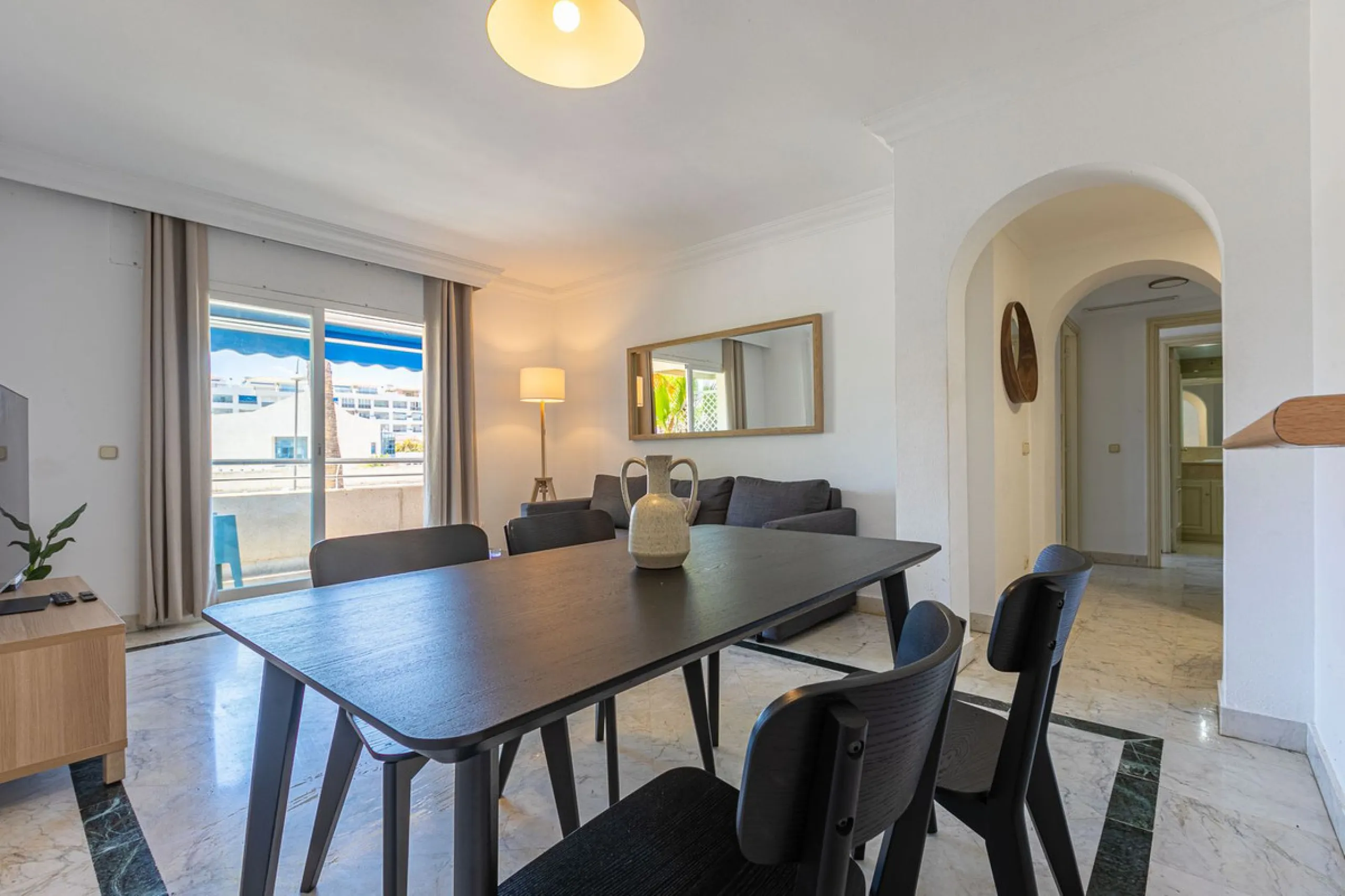 Apartment - Middle Floor Apartment в продаже в Marbella, Málaga. В доме 2 спален и 2 ванных комнат. Площадь дома 100 м²