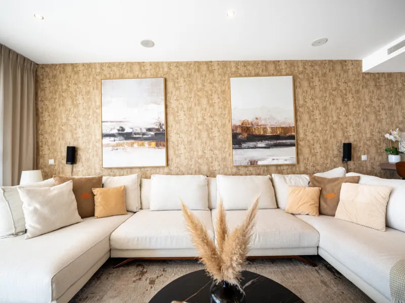 This stunning modern golf front apartment in Estepona with two bedrooms and two bathrooms. The property offers open views of the sea and mountains and is ready to move into. It sits in a well-kept urbanisation with a pool, gym and landscaped gardens. Furn