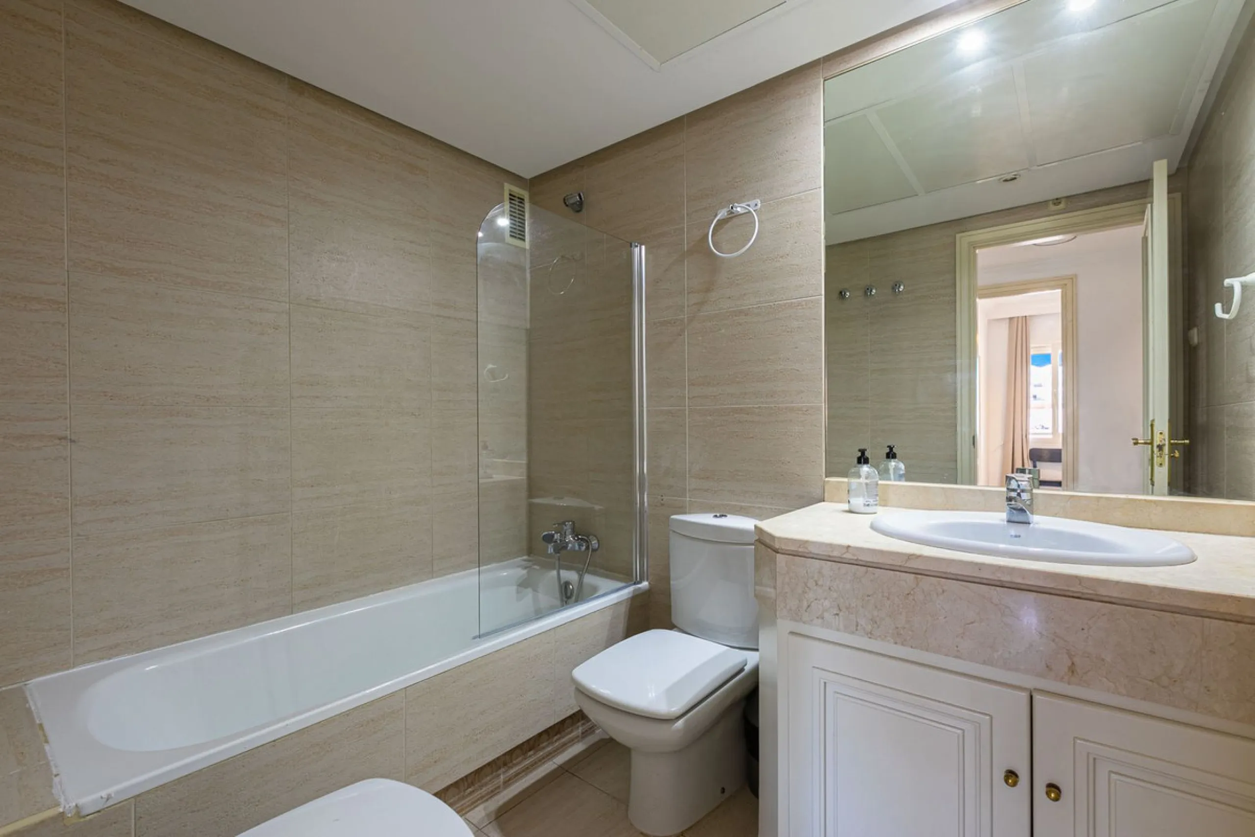 Apartment - Middle Floor Apartment в продаже в Marbella, Málaga. В доме 2 спален и 2 ванных комнат. Площадь дома 100 м²