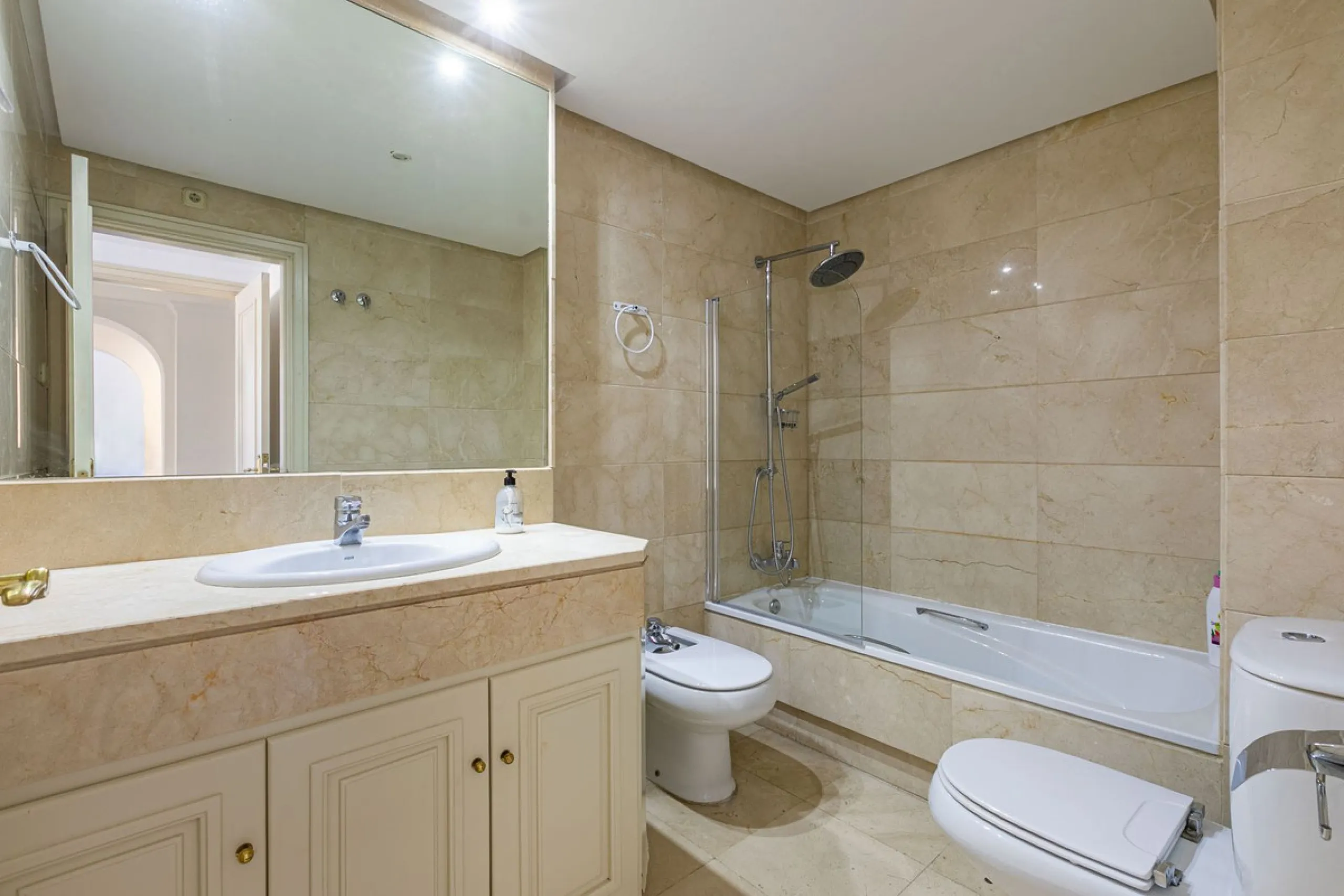 Apartment - Middle Floor Apartment в продаже в Marbella, Málaga. В доме 2 спален и 2 ванных комнат. Площадь дома 100 м²