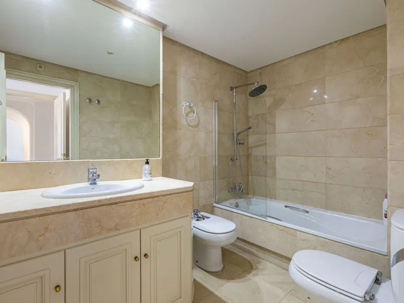 Apartment - Middle Floor Apartment в продаже в Marbella, Málaga. В доме 2 спален и 2 ванных комнат. Площадь дома 100 м²