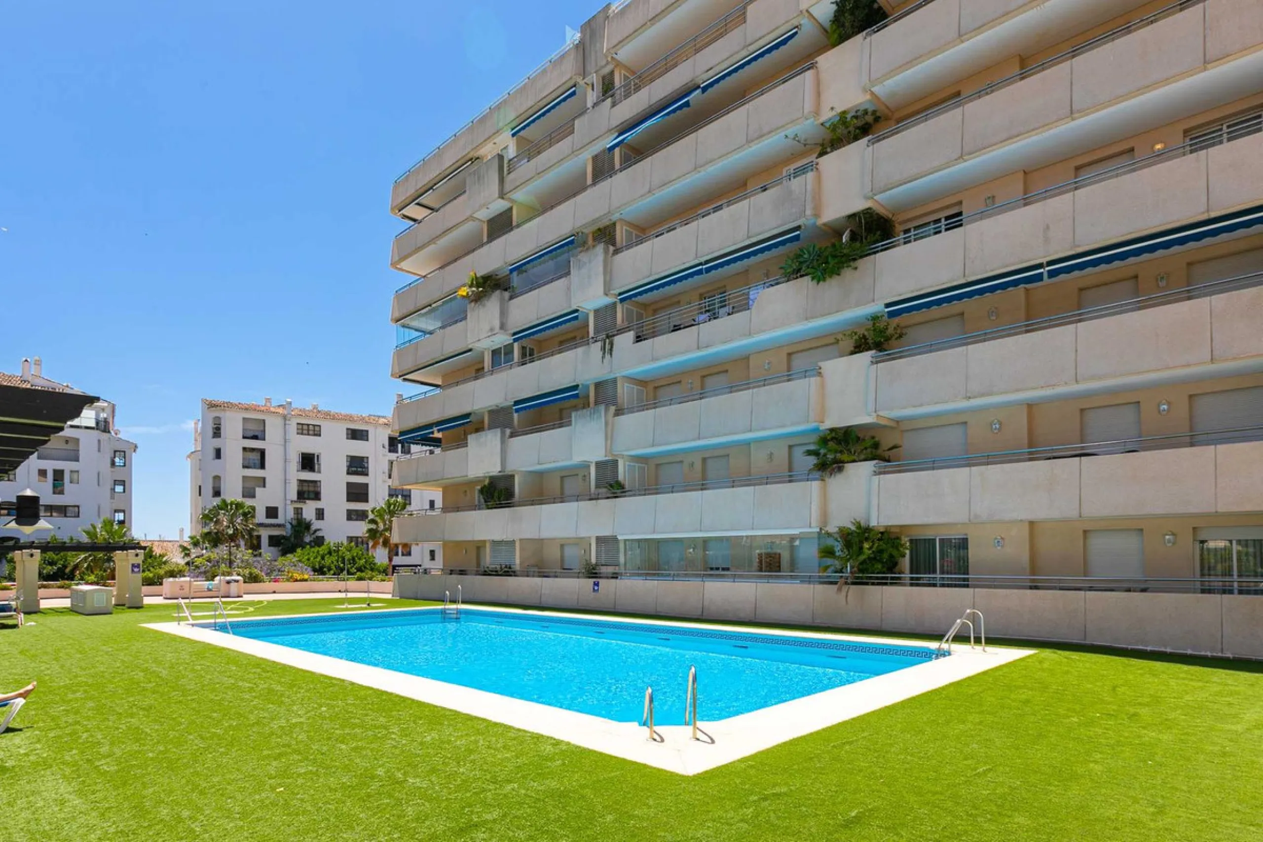 Apartment - Middle Floor Apartment в продаже в Marbella, Málaga. В доме 2 спален и 2 ванных комнат. Площадь дома 100 м²