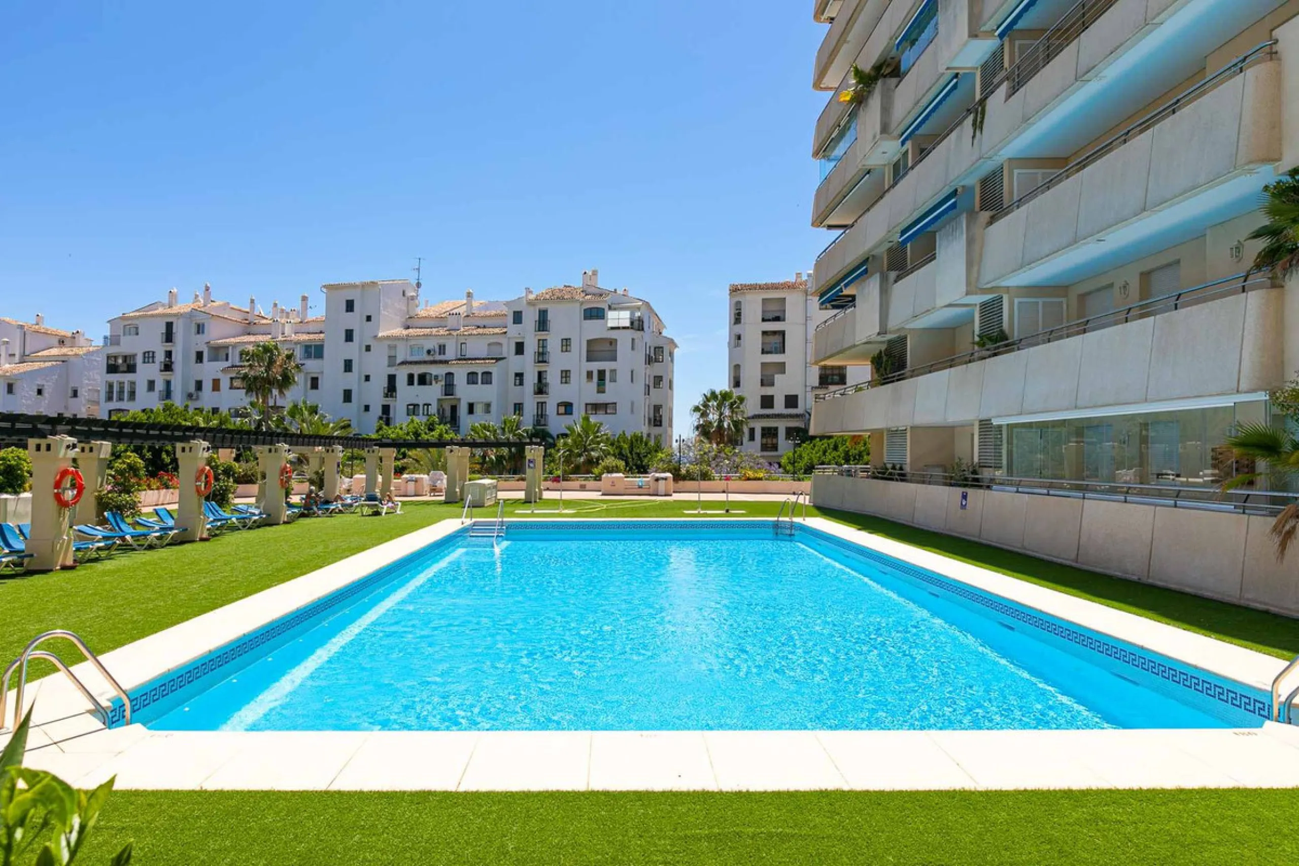Apartment - Middle Floor Apartment в продаже в Marbella, Málaga. В доме 2 спален и 2 ванных комнат. Площадь дома 100 м²