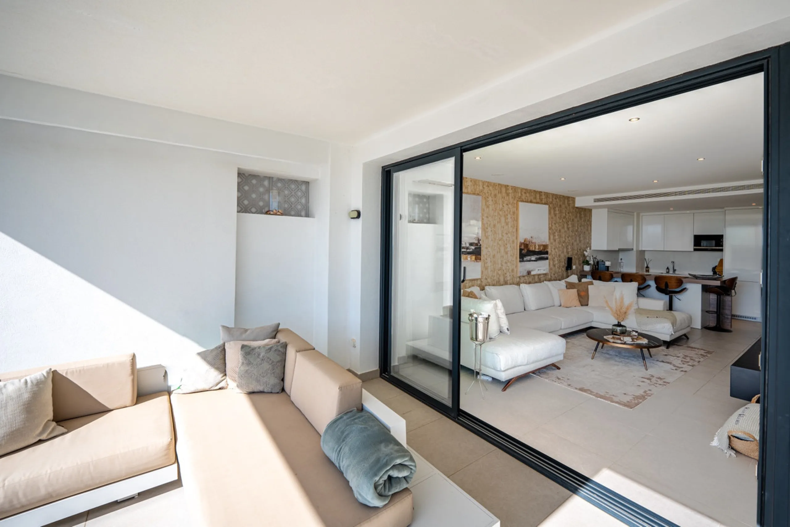 This stunning modern golf front apartment in Estepona with two bedrooms and two bathrooms. The property offers open views of the sea and mountains and is ready to move into. It sits in a well-kept urbanisation with a pool, gym and landscaped gardens. Furn