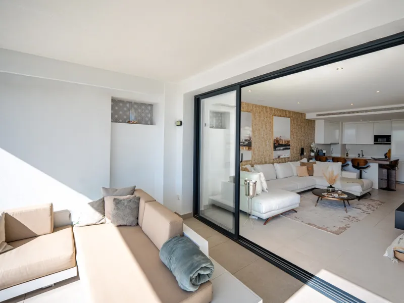 This stunning modern golf front apartment in Estepona with two bedrooms and two bathrooms. The property offers open views of the sea and mountains and is ready to move into. It sits in a well-kept urbanisation with a pool, gym and landscaped gardens. Furn