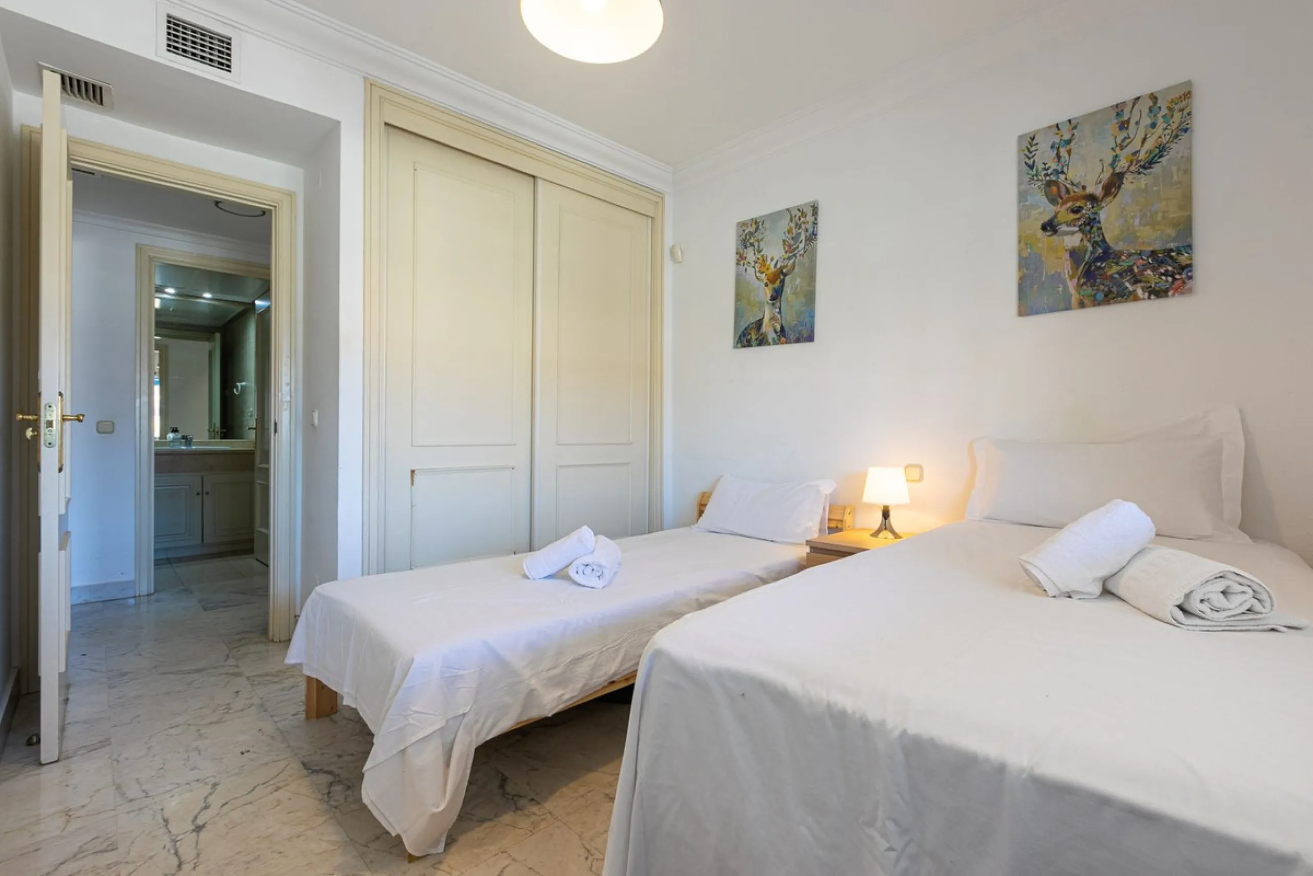 Apartment - Middle Floor Apartment в продаже в Marbella, Málaga. В доме 2 спален и 2 ванных комнат. Площадь дома 100 м²