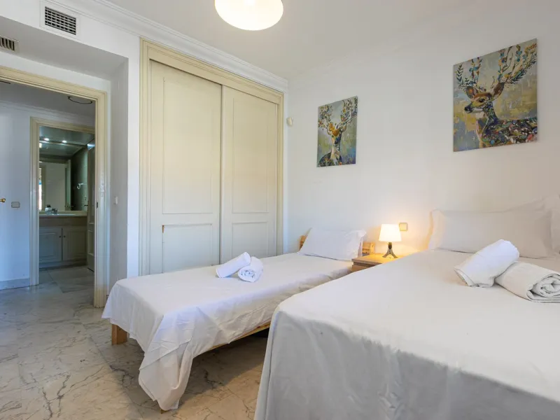 Apartment - Middle Floor Apartment в продаже в Marbella, Málaga. В доме 2 спален и 2 ванных комнат. Площадь дома 100 м²