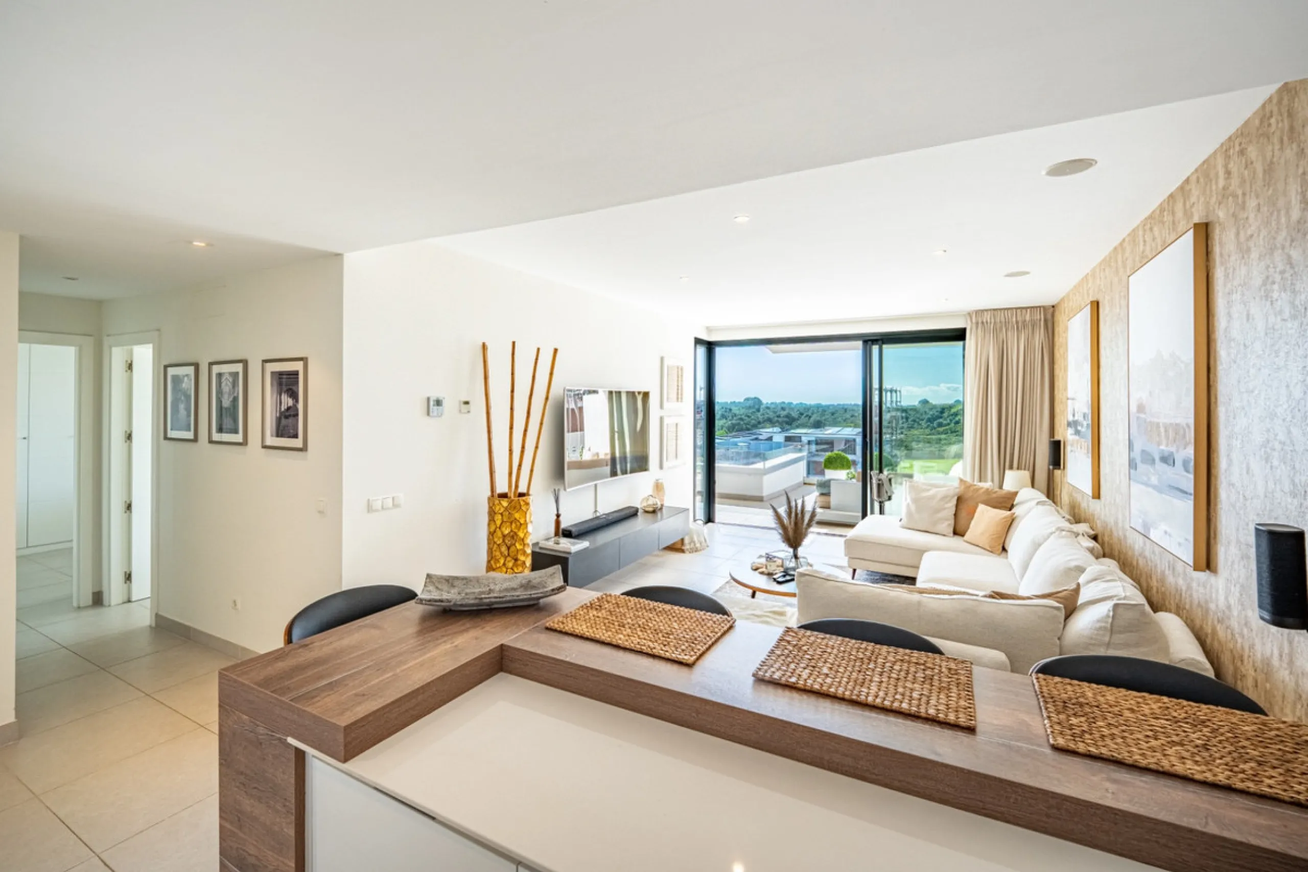 This stunning modern golf front apartment in Estepona with two bedrooms and two bathrooms. The property offers open views of the sea and mountains and is ready to move into. It sits in a well-kept urbanisation with a pool, gym and landscaped gardens. Furn