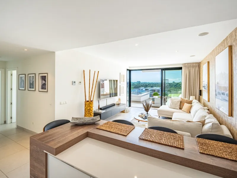This stunning modern golf front apartment in Estepona with two bedrooms and two bathrooms. The property offers open views of the sea and mountains and is ready to move into. It sits in a well-kept urbanisation with a pool, gym and landscaped gardens. Furn
