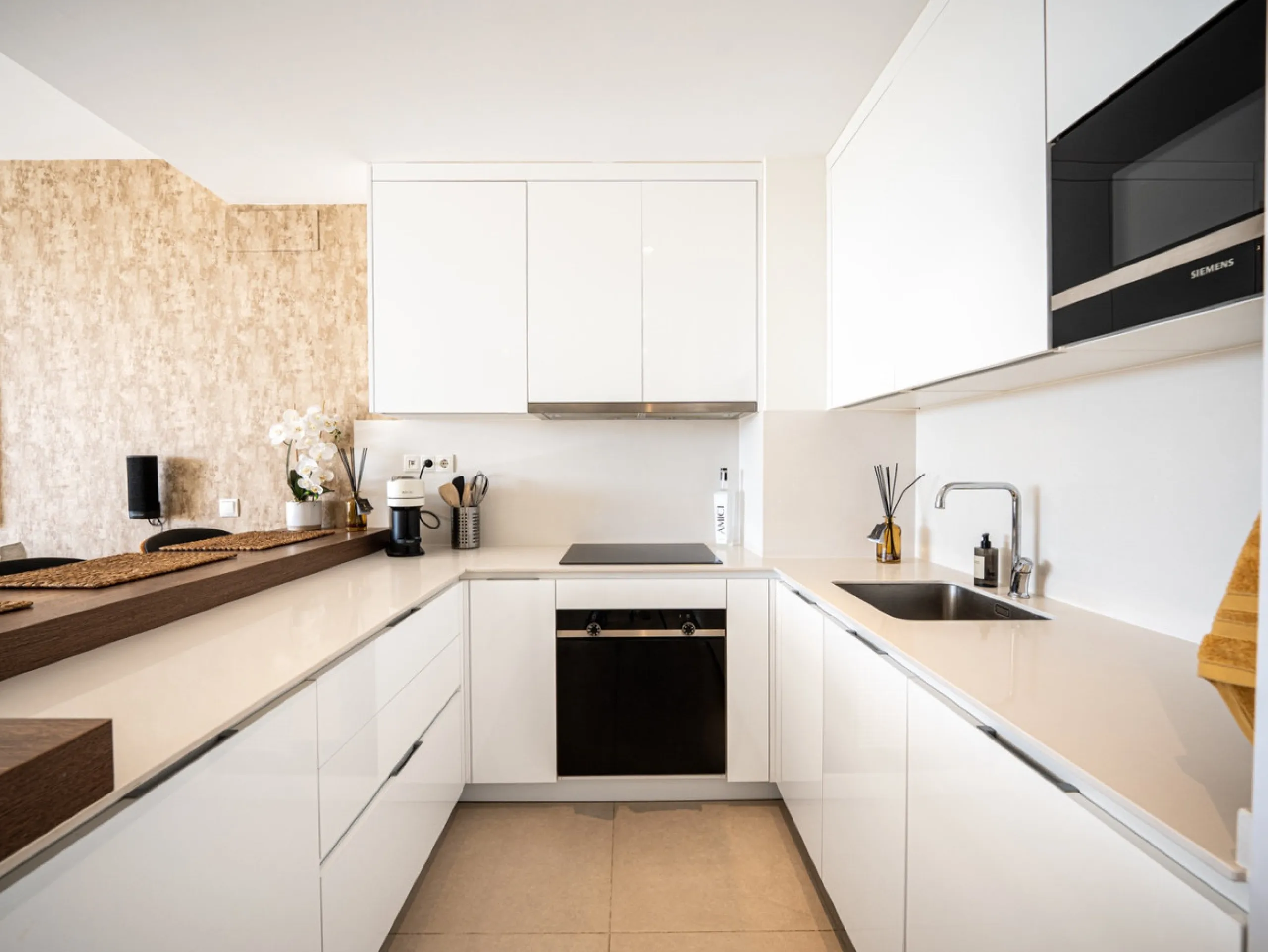 This stunning modern golf front apartment in Estepona with two bedrooms and two bathrooms. The property offers open views of the sea and mountains and is ready to move into. It sits in a well-kept urbanisation with a pool, gym and landscaped gardens. Furn