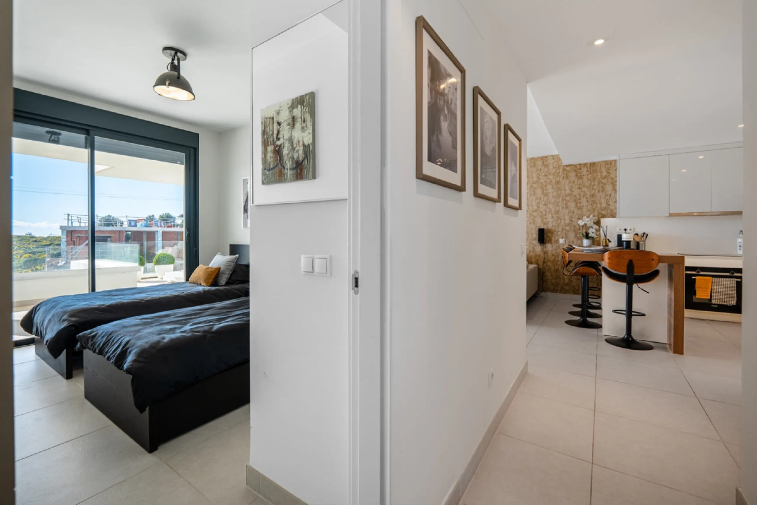 This stunning modern golf front apartment in Estepona with two bedrooms and two bathrooms. The property offers open views of the sea and mountains and is ready to move into. It sits in a well-kept urbanisation with a pool, gym and landscaped gardens. Furn