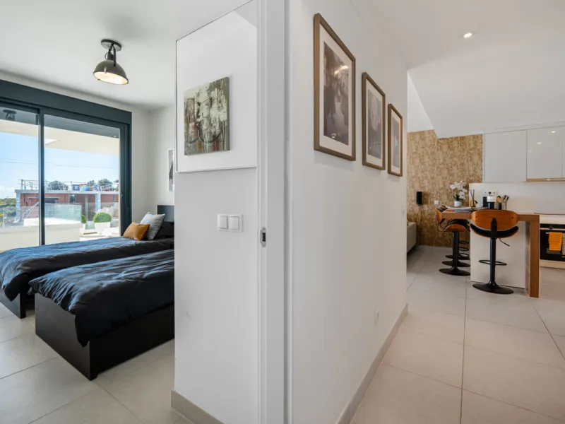 This stunning modern golf front apartment in Estepona with two bedrooms and two bathrooms. The property offers open views of the sea and mountains and is ready to move into. It sits in a well-kept urbanisation with a pool, gym and landscaped gardens. Furn