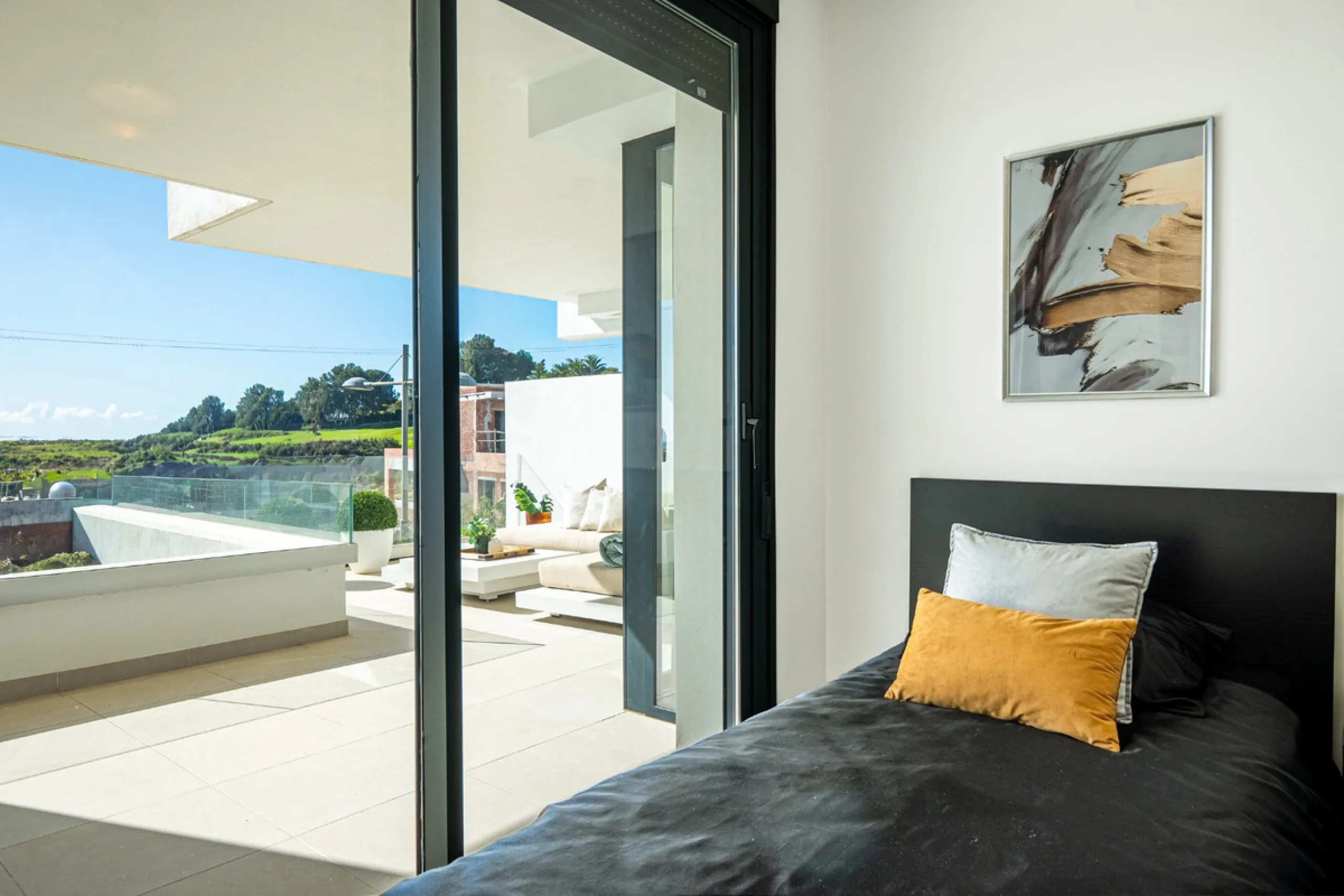 This stunning modern golf front apartment in Estepona with two bedrooms and two bathrooms. The property offers open views of the sea and mountains and is ready to move into. It sits in a well-kept urbanisation with a pool, gym and landscaped gardens. Furn