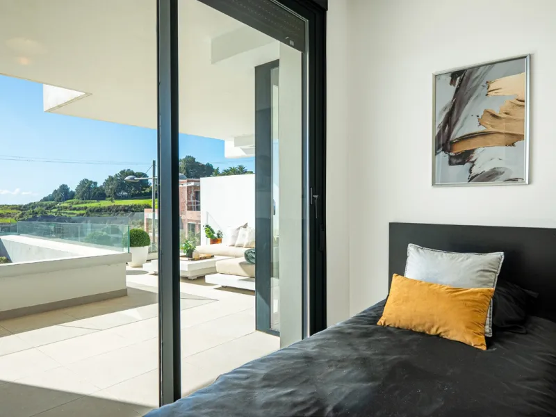 This stunning modern golf front apartment in Estepona with two bedrooms and two bathrooms. The property offers open views of the sea and mountains and is ready to move into. It sits in a well-kept urbanisation with a pool, gym and landscaped gardens. Furn