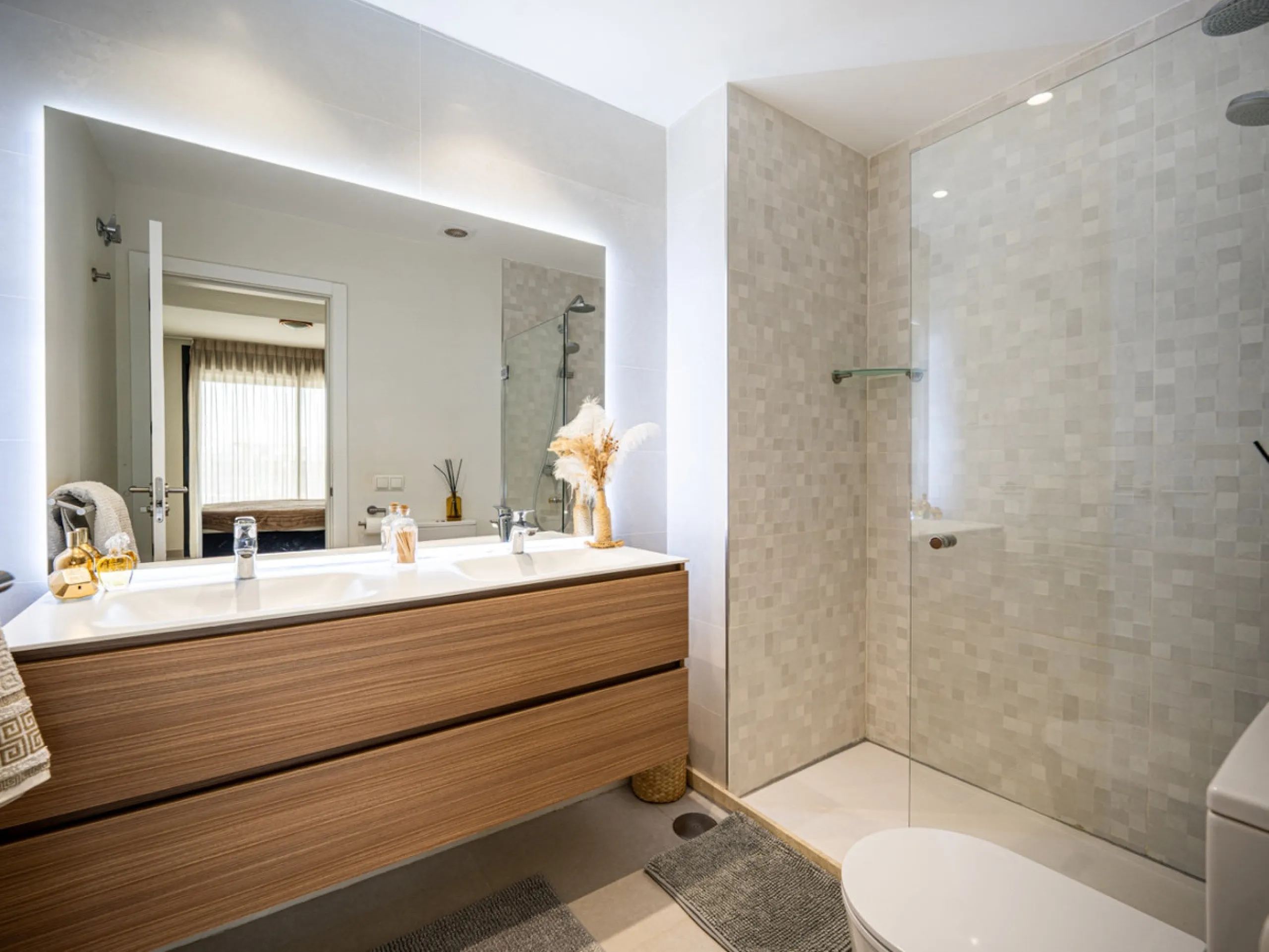 This stunning modern golf front apartment in Estepona with two bedrooms and two bathrooms. The property offers open views of the sea and mountains and is ready to move into. It sits in a well-kept urbanisation with a pool, gym and landscaped gardens. Furn