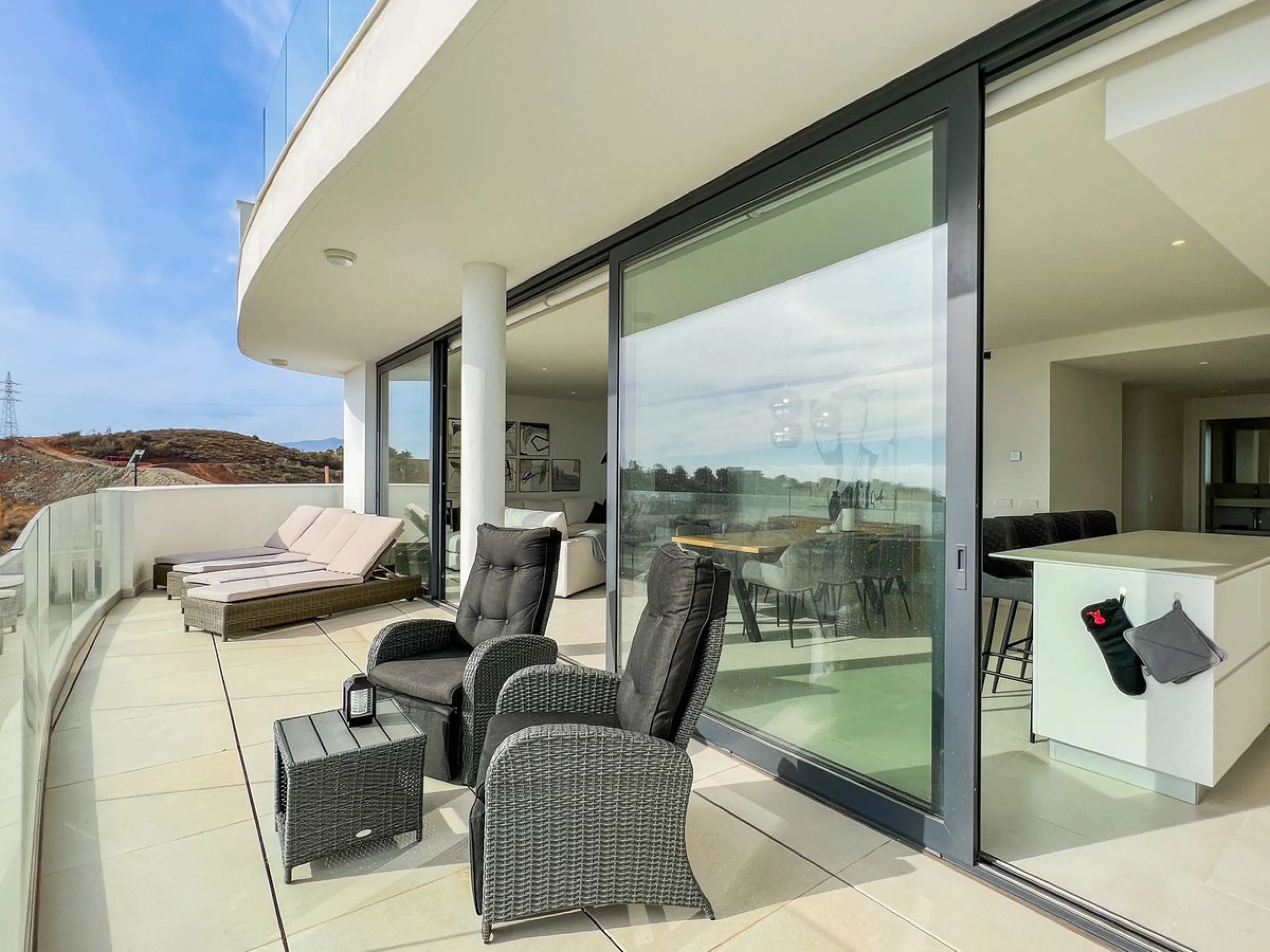 Best pool area and desirable sea views highlight this modern apartment in Higuerón West.