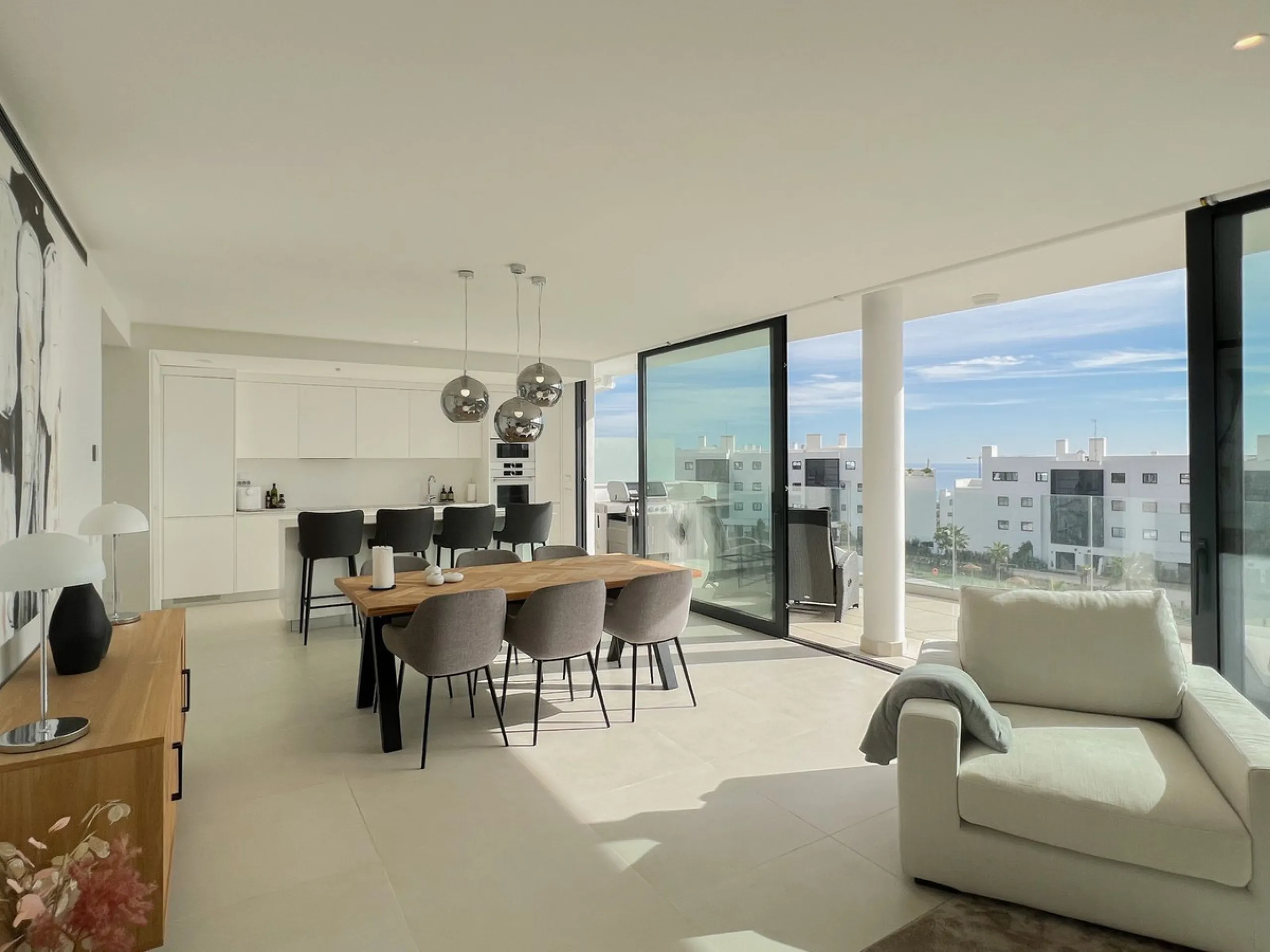 Best pool area and desirable sea views highlight this modern apartment in Higuerón West.
