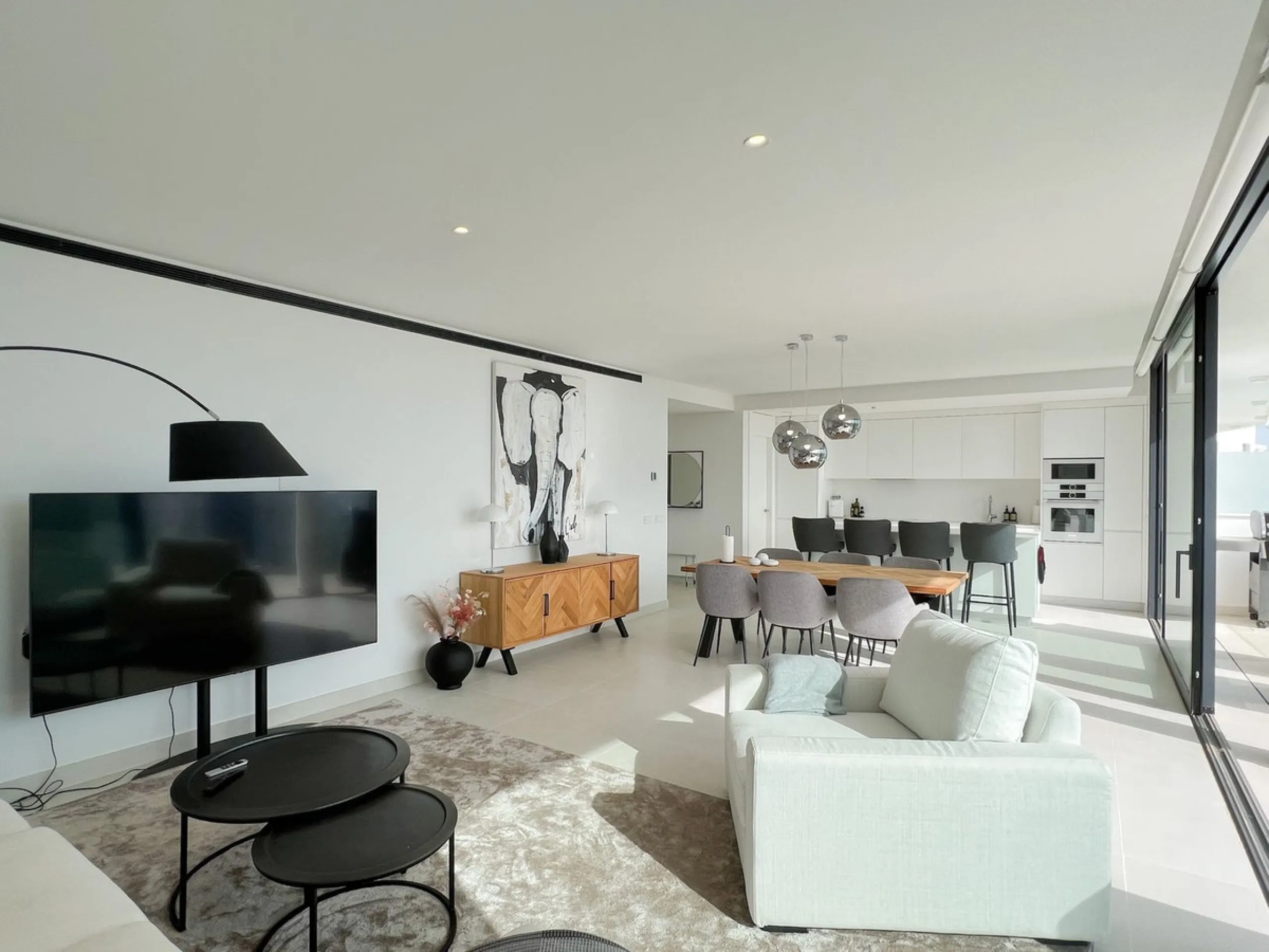 Best pool area and desirable sea views highlight this modern apartment in Higuerón West.