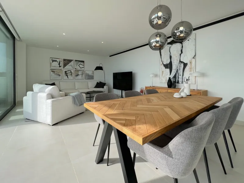 Best pool area and desirable sea views highlight this modern apartment in Higuerón West.