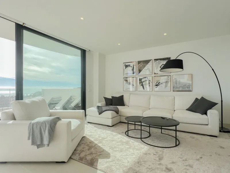 Best pool area and desirable sea views highlight this modern apartment in Higuerón West.