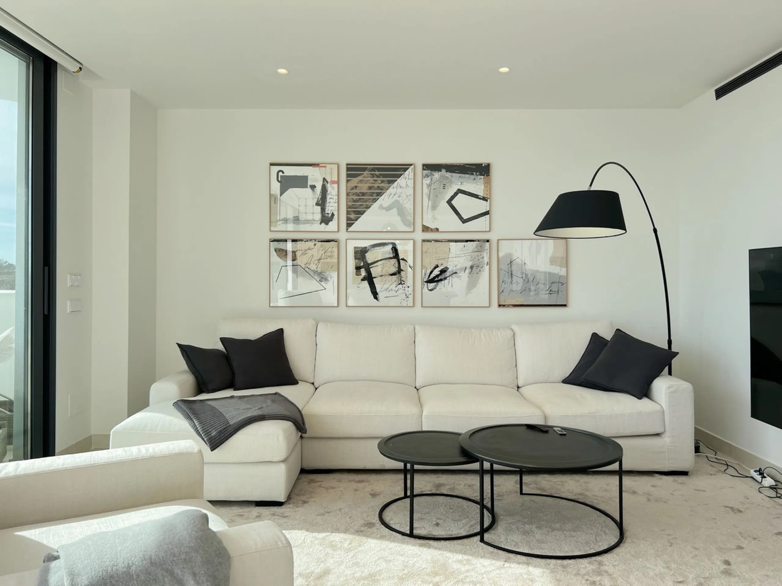Best pool area and desirable sea views highlight this modern apartment in Higuerón West.
