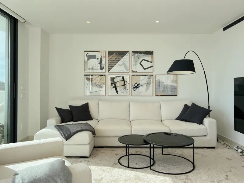 Best pool area and desirable sea views highlight this modern apartment in Higuerón West.