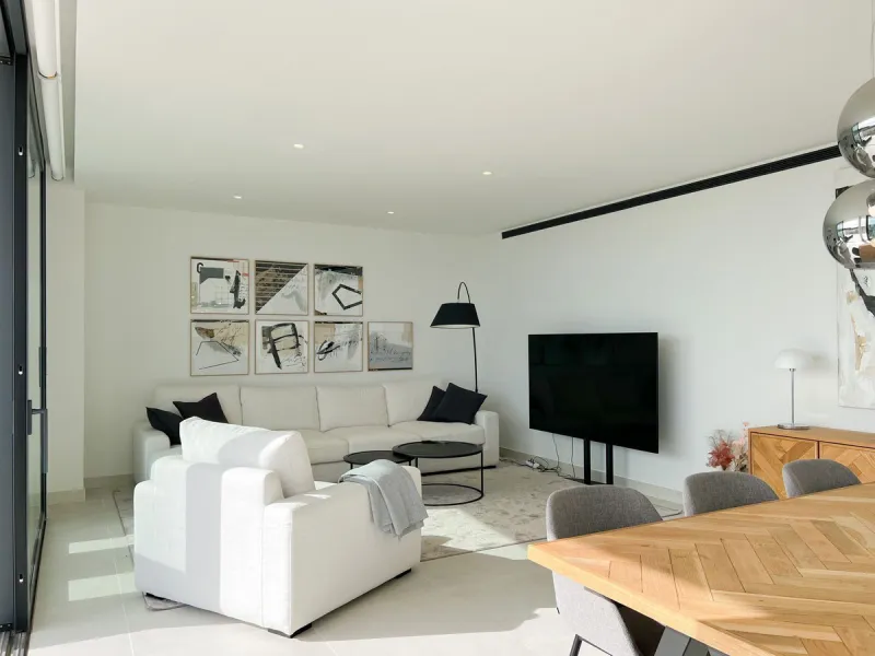 Best pool area and desirable sea views highlight this modern apartment in Higuerón West.