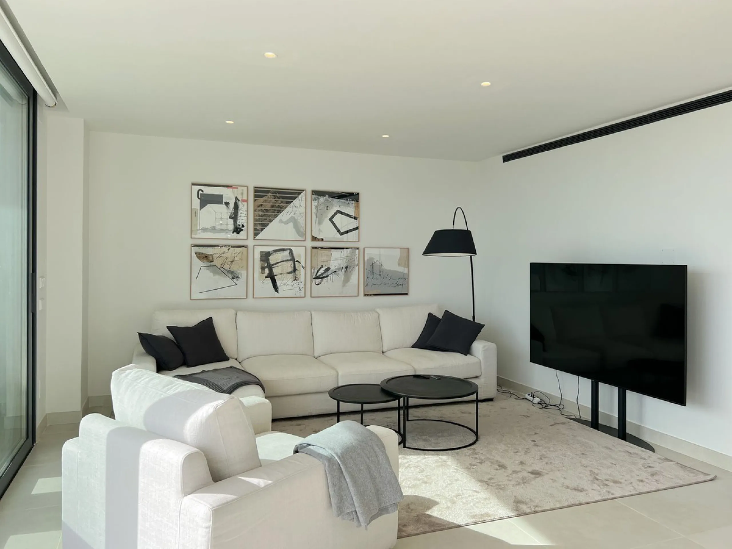 Best pool area and desirable sea views highlight this modern apartment in Higuerón West.