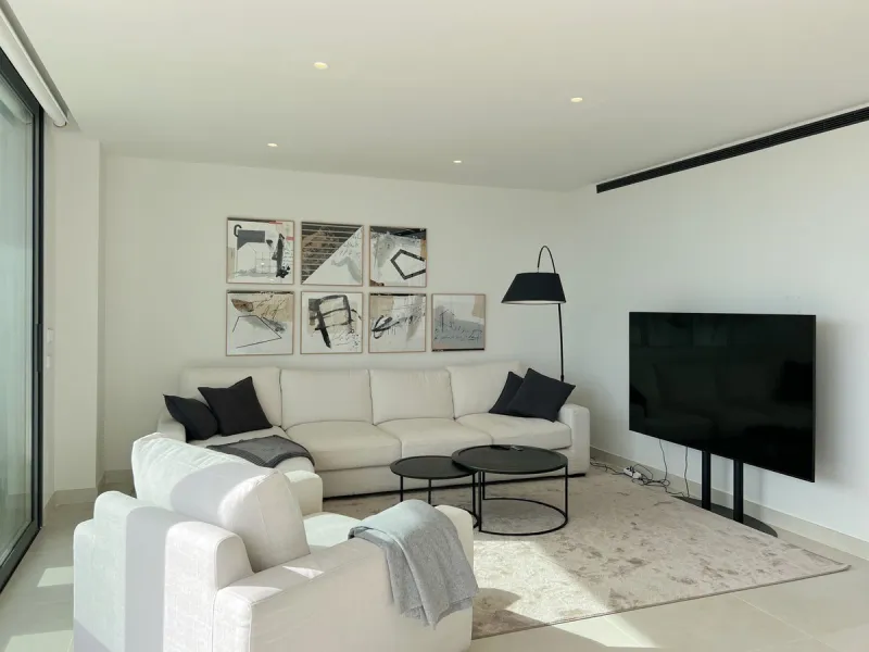 Best pool area and desirable sea views highlight this modern apartment in Higuerón West.